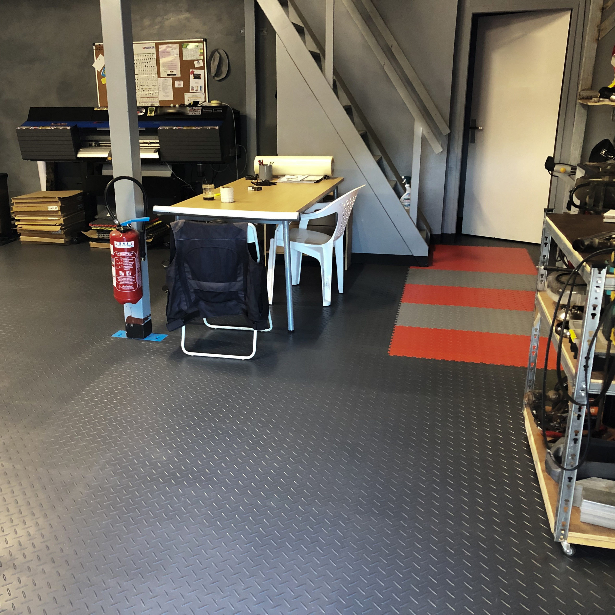 Carreaux de sol de garage modulaires ventilés en PVC à emboîtement, tapis  de sol de garage en plastique, atelier de détail de voiture