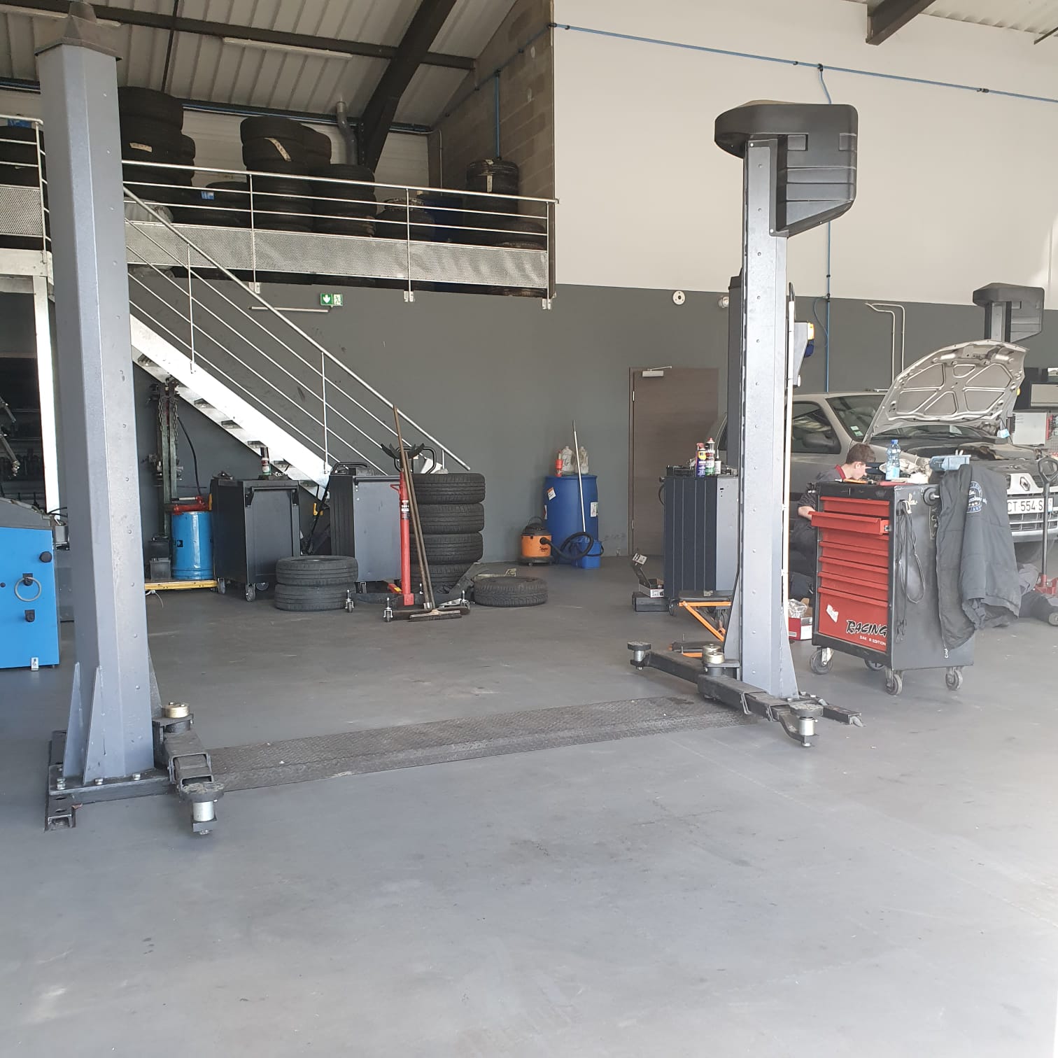Atelier mécanique dalles PVC recyclé garage professionnel