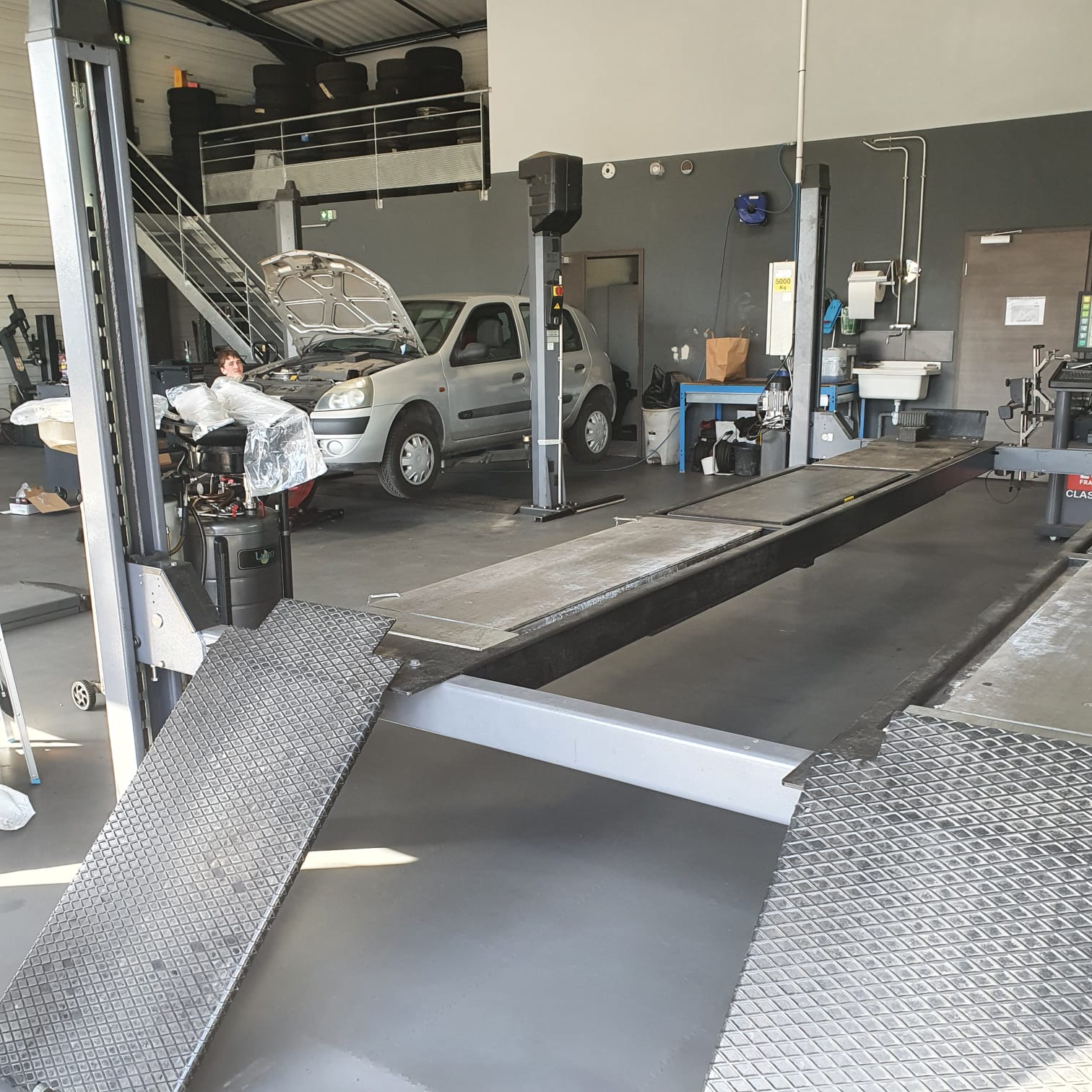 Revêtement de dalles PVC recyclé atelier mécanique professionnel